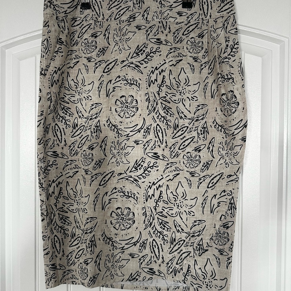 Ripskirt Length 3 Floral Patterned Black and Cream Skirt
